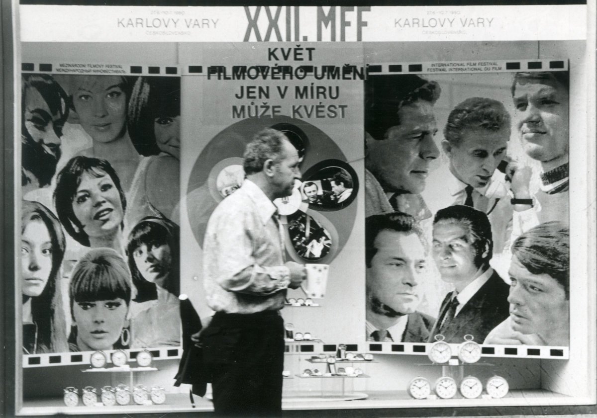 Dobová výzdoba výlohy z roku 1980 v Karlových Varech během filmového festivalu. Foto Národní filmový archiv
